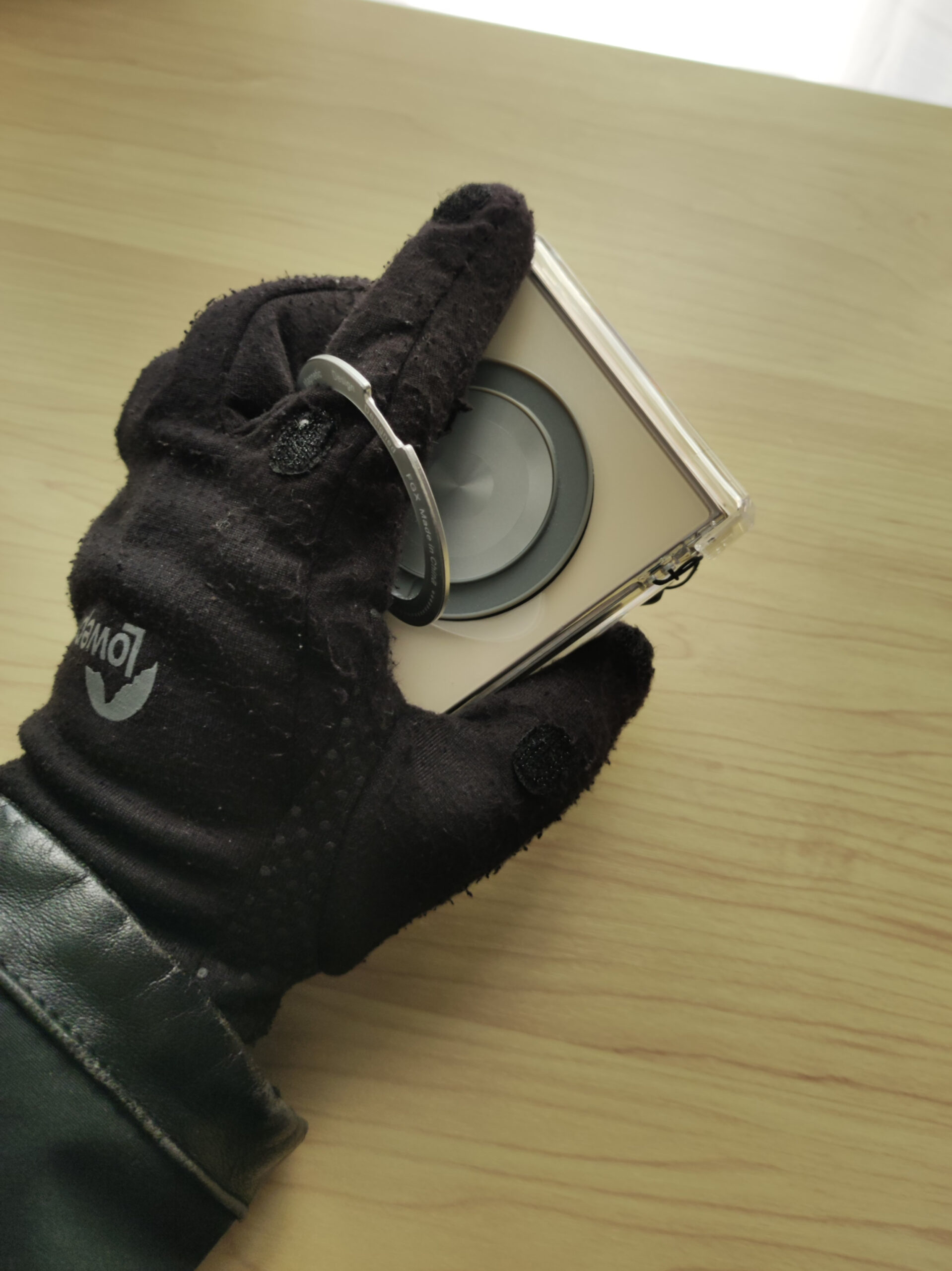 手袋はめたときに使いやすいスマホケース - Libero Flip